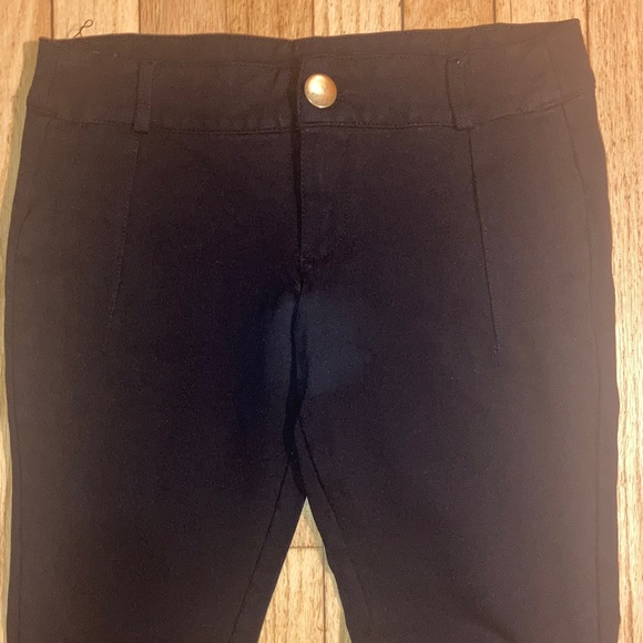 5 for $25 💸💸💸💸💸
Ci Sono Black Skinny Pants - Picture 3 of 7
